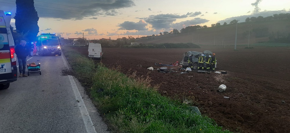 Scontro fra furgone e auto. Quattro al pronto soccorso
