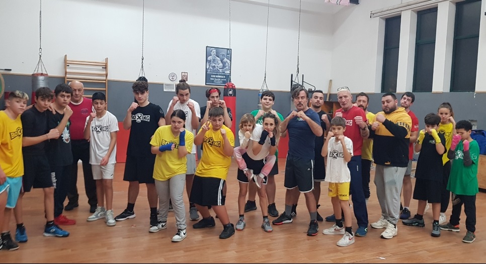 Il popolare showman Dario Cassini a lezione di pugilato a Porto Recanati