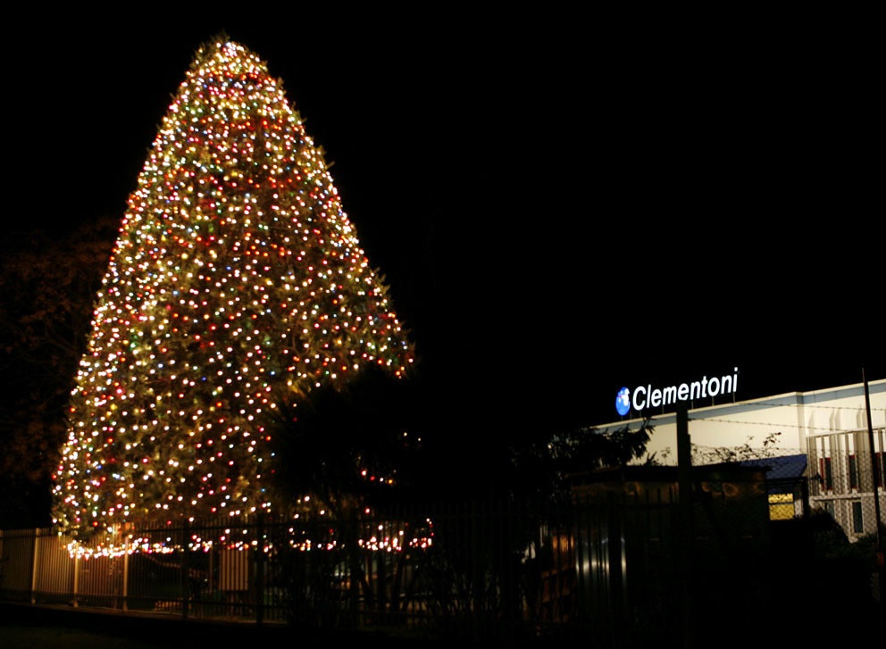 Il tradizionale albero di Clementoni si accende nelle case dei recanatesi