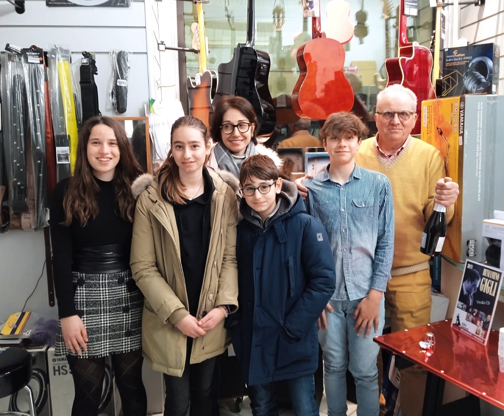 Recanati: un brindisi per chiudere definitivamente l’attività. Il saluto di Dino Tanoni