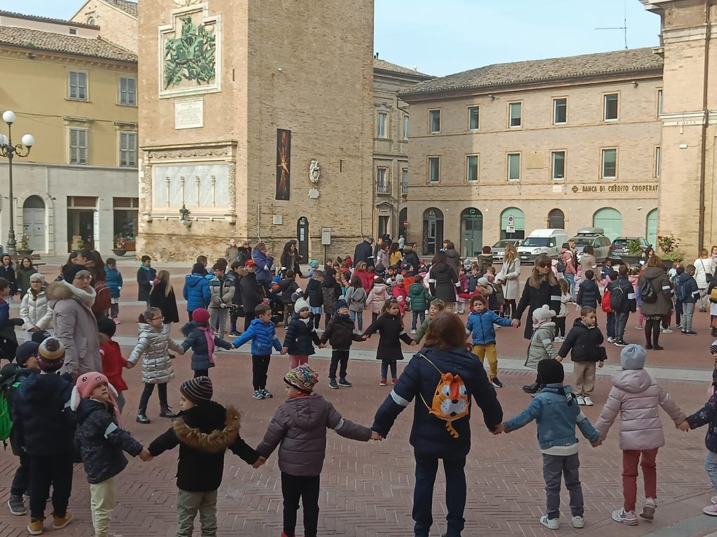 Ad un anno dallo scoppio della Guerra in Ucraina le bambine e i bambini di Recanati rilanciano il messaggio di Pace