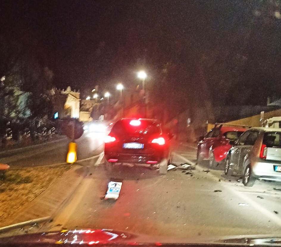 Recanati: sbanda e finisce sull’aiuola spartitraffico