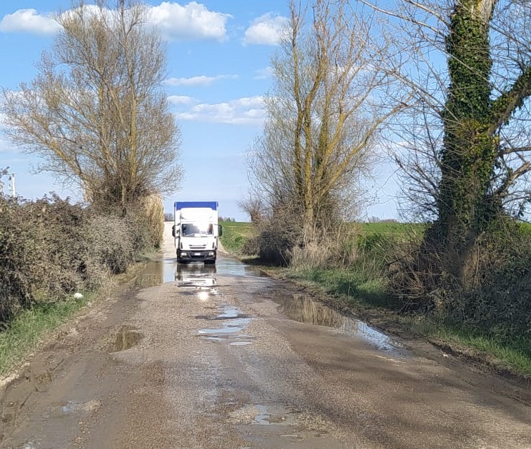 Recanati: acqua, buche e rifiuti abbandonati: ecco la strada dell’ex Cava San Biagio