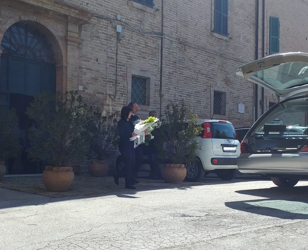 Recanati. Una bara bianca per il piccolo Leone.