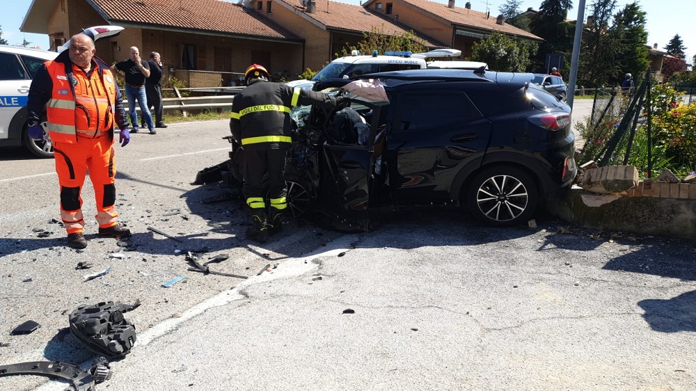 Recanati. Frontale fra un pullman e un’auto. Donna trasportata a Torrette