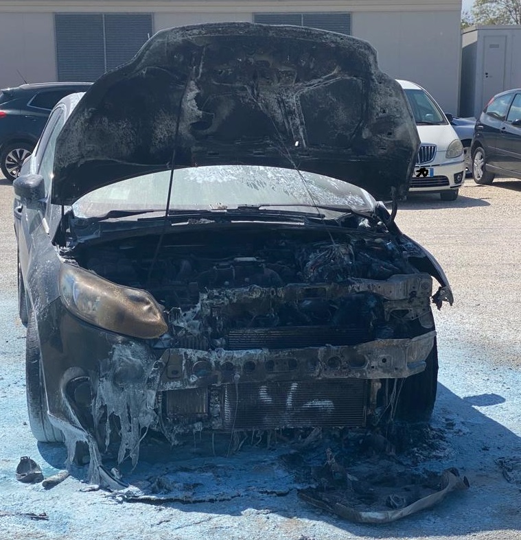 Un auto a fuoco nel piazzale antistante la ditta Clementoni a Recanati