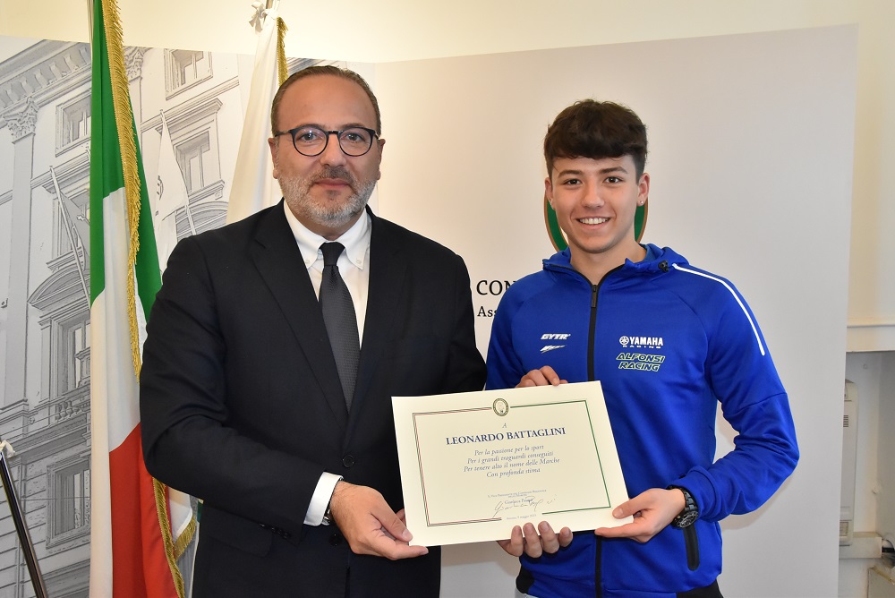 Assemblea legislativa delle Marche – Il Vicepresidente Pasqui premia il motociclista Leonardo Battaglini