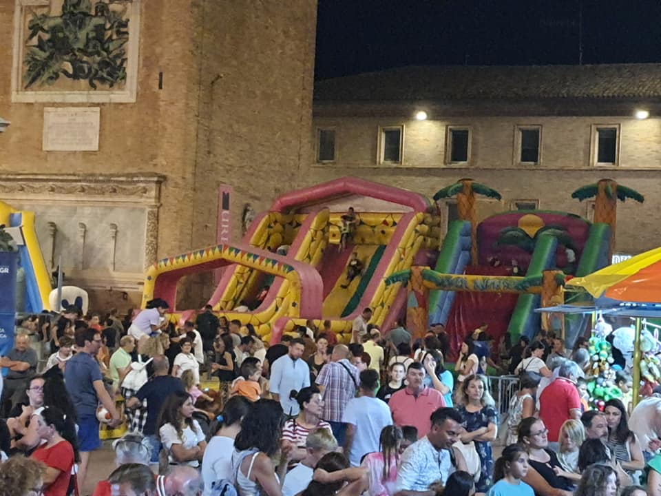 Recanati: si balla, si canta …. Ma quanto si spende?