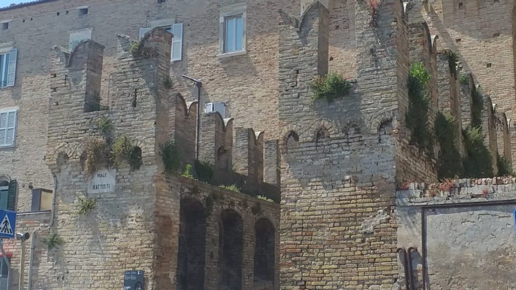 Recanati: tagliate l’erba a Porta san Filippo e Porta Marina