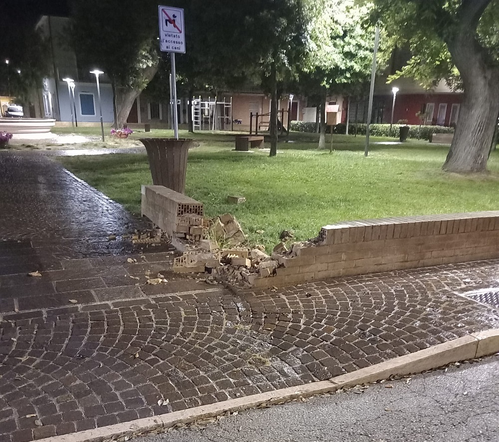 Porto Recanati: in piazza Carradori in senso contrario fino a schiantarsi contro un muretto