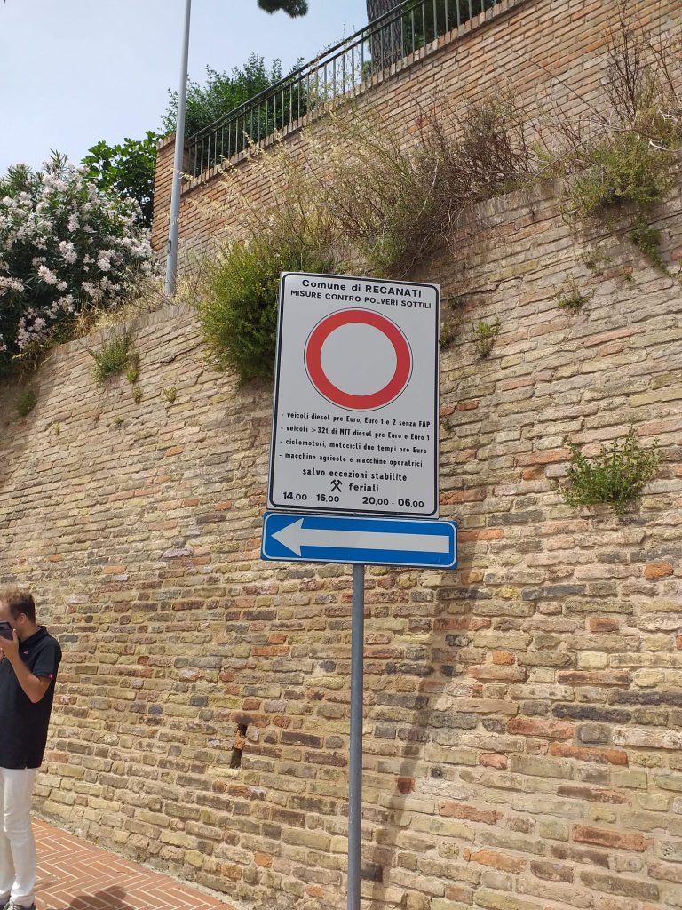 Recanati. Che ci sta a fare quel segnale stradale di divieto, installato anni addietro all’inizio di via Primo Luglio?