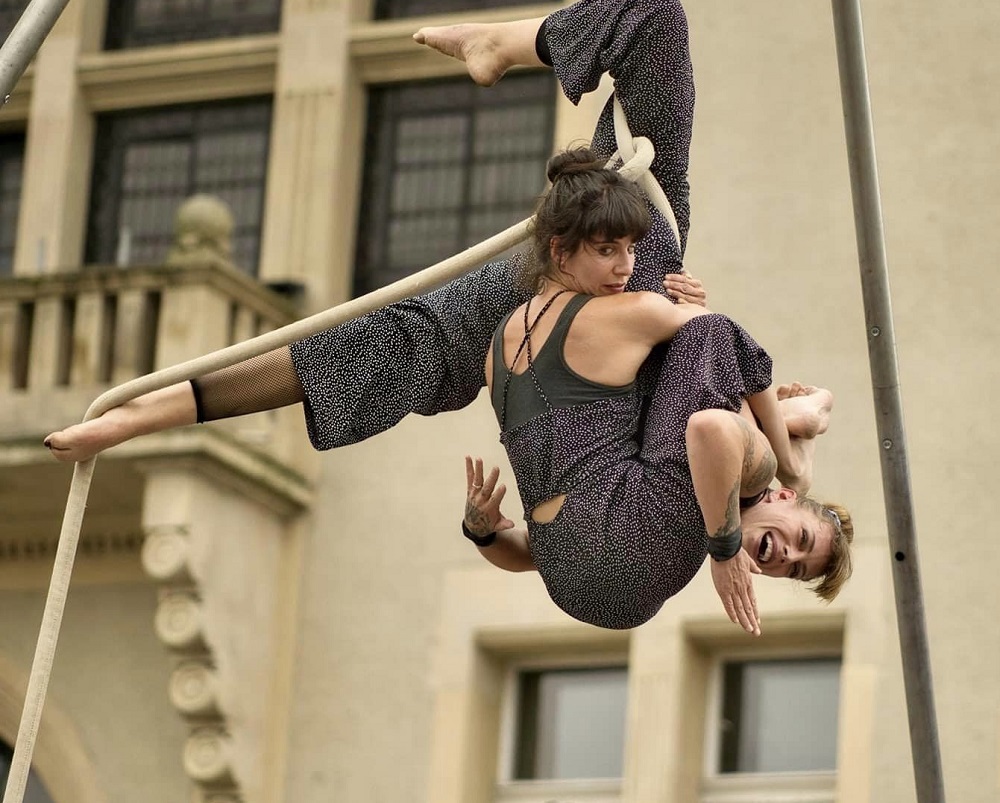 Duo Ludilò di scena a Montelupone, acrobatica aerea per la prima offdate di Art Festival