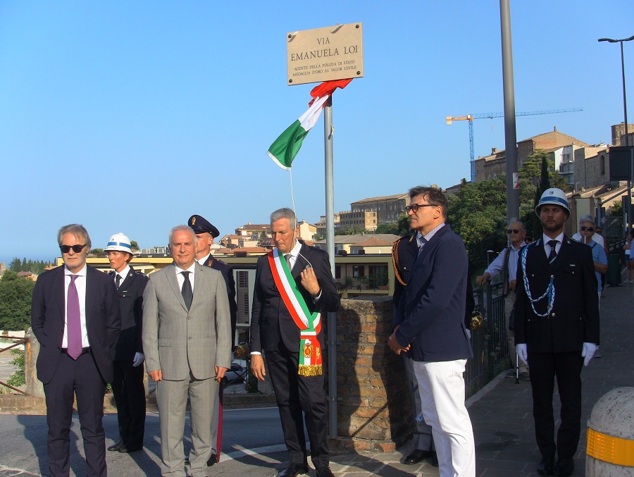 Cerimonia di intitolazione di una via a Recanati ad Emanuela Loi