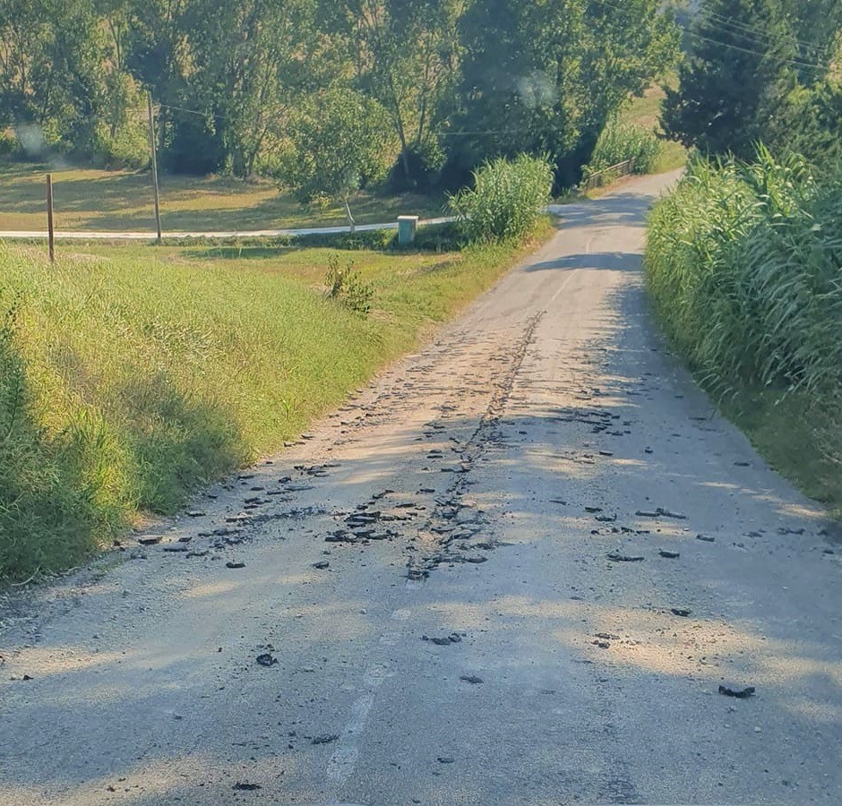 RECANATI: mezzo agricolo danneggia gravemente il manto di una strada comunale
