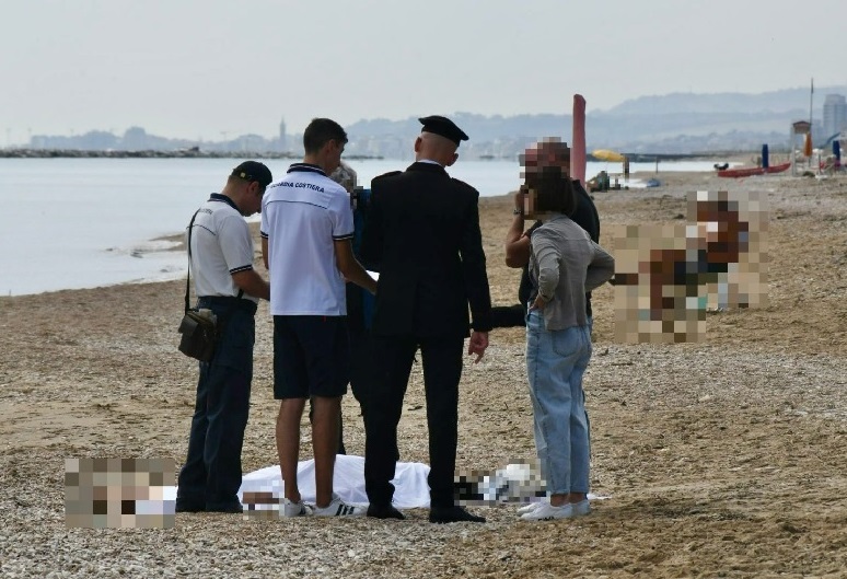 Si lascia annegare in mare a Porto Recanati un 78enne.