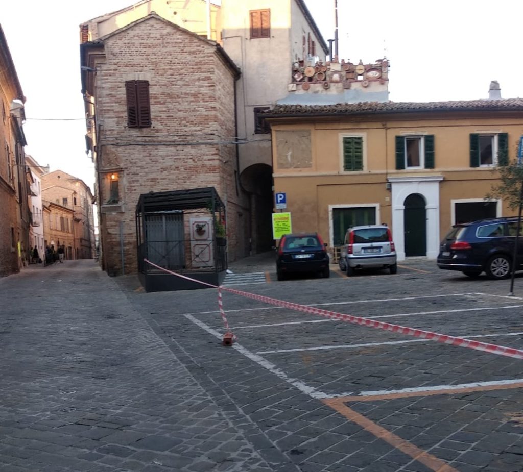 Recanati: un bel fiocco per chiudere l’attività all’insaputa del suo titolare