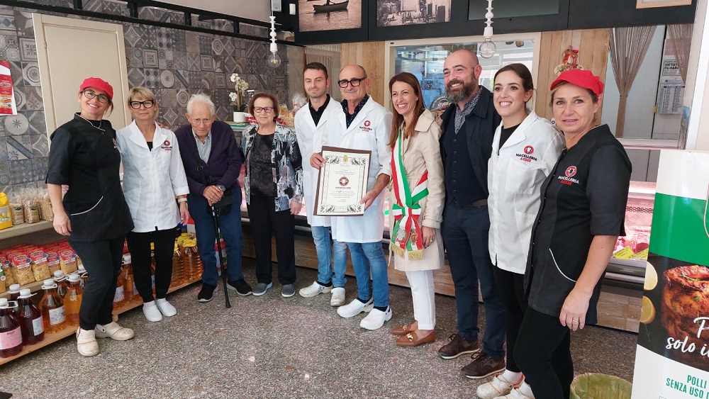 Potenza Picena: complimenti per i 50 anni della Ferramenta Frattari e 40 anni della Macelleria Aesse