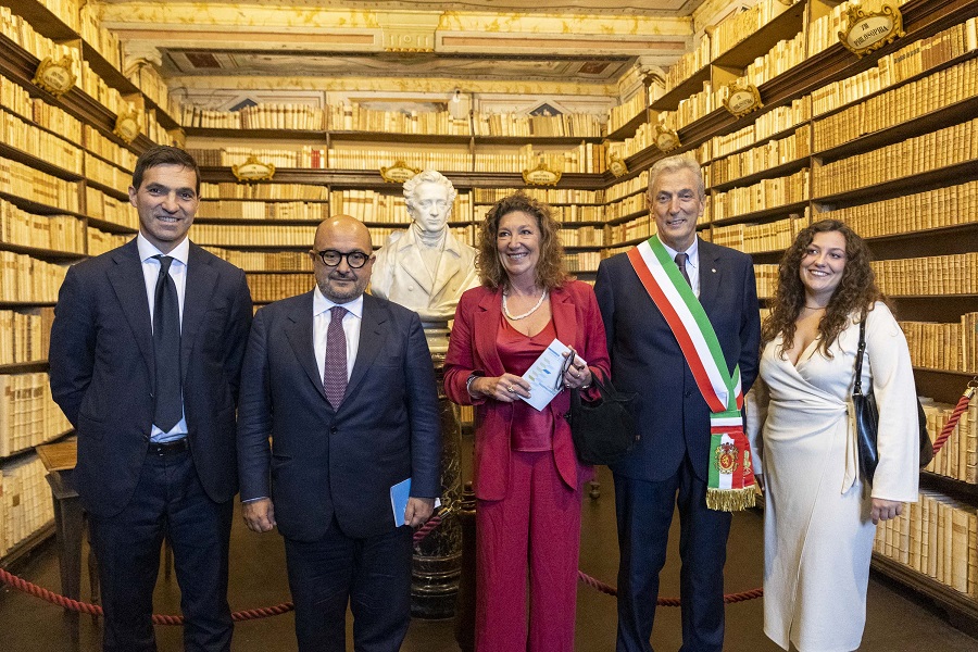 Il Ministro Sangiuliano a casa Leopardi per la mostra “In purissimo azzurro”