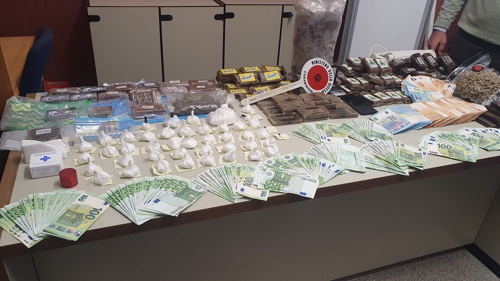 Jesi. Smantellata una centrale dello spaccio. sequestrati oltre 13 kg di sostanze stupefacenti e 64.600 in contanti.