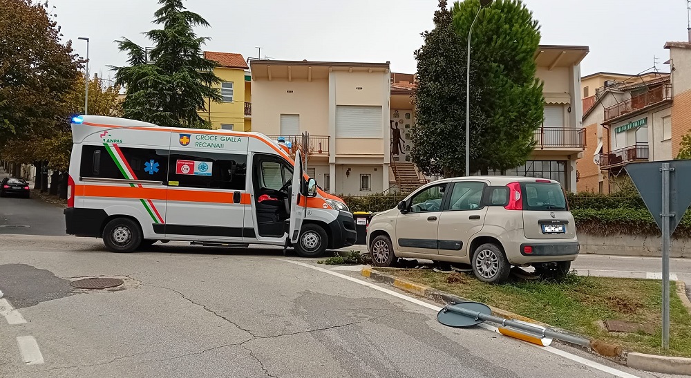 Recanati: per un malore va fuori strada in via Gherarducci