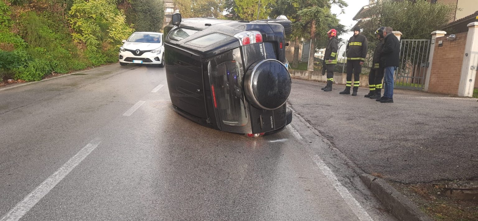 Suzuki termina la sua corsa su di un fianco in via Gherarducci a Recanati. Donna ferita