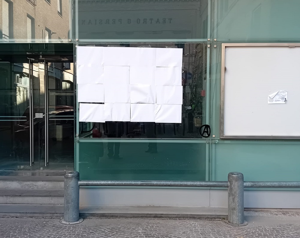 Scritta anarchica contro Trucchia sulla vetrata dell’ex Multisala Sabbatini