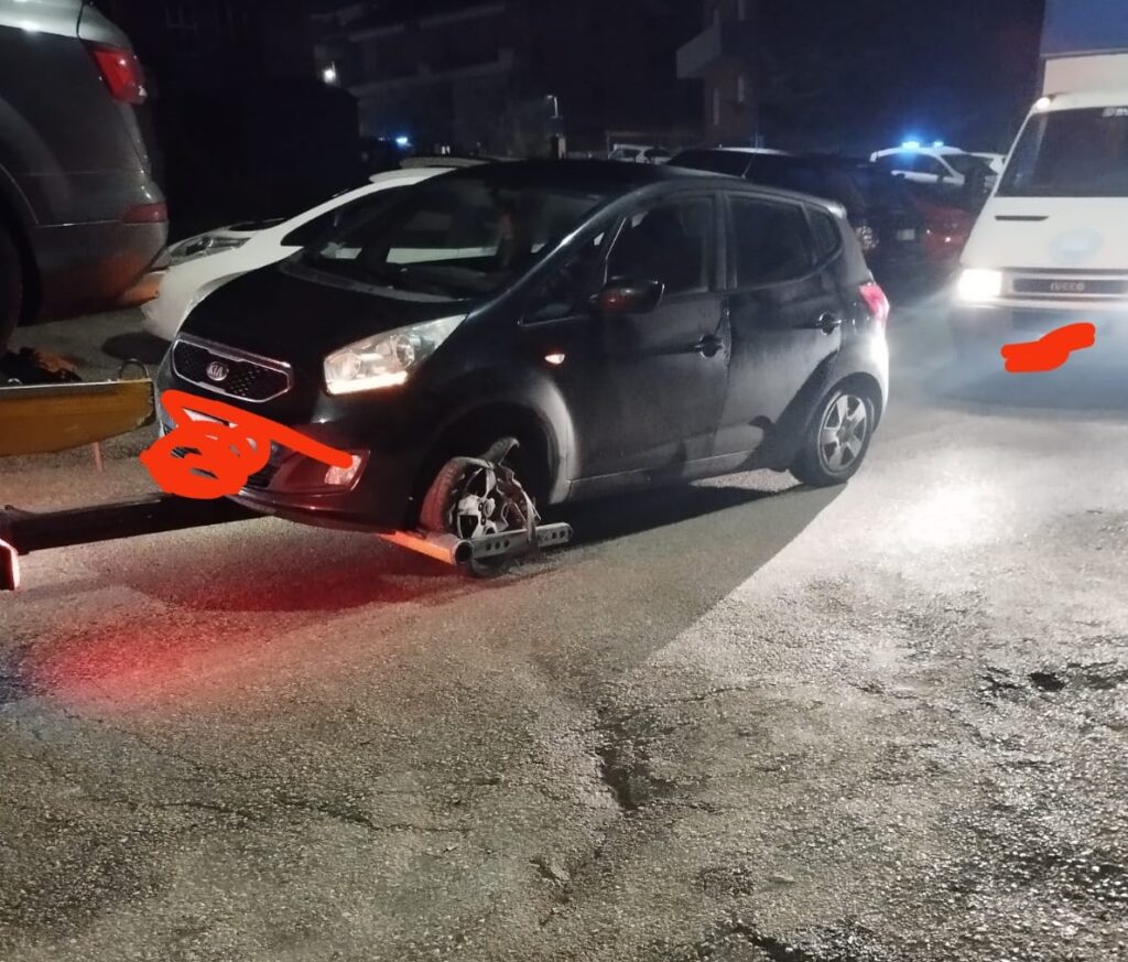 Via Moretti a Recanati: una macchina nella voragine che si è creata per una rottura della strada