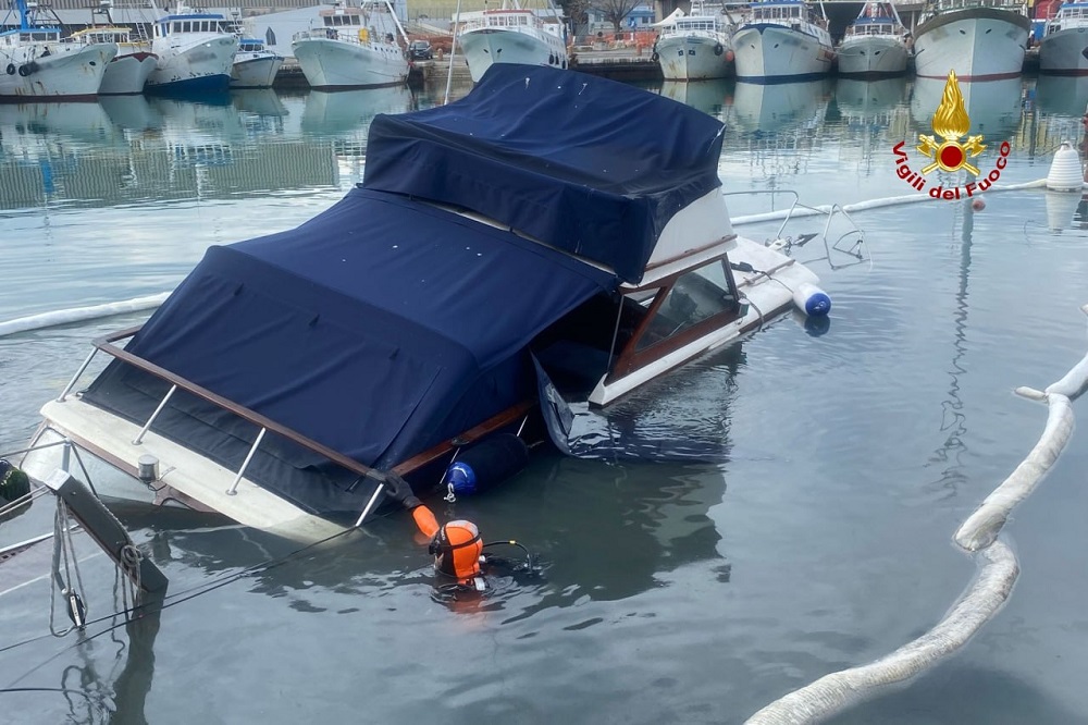 Intervento dei Vigili del Fuoco ad Ancona per il recupero di una barca affondata