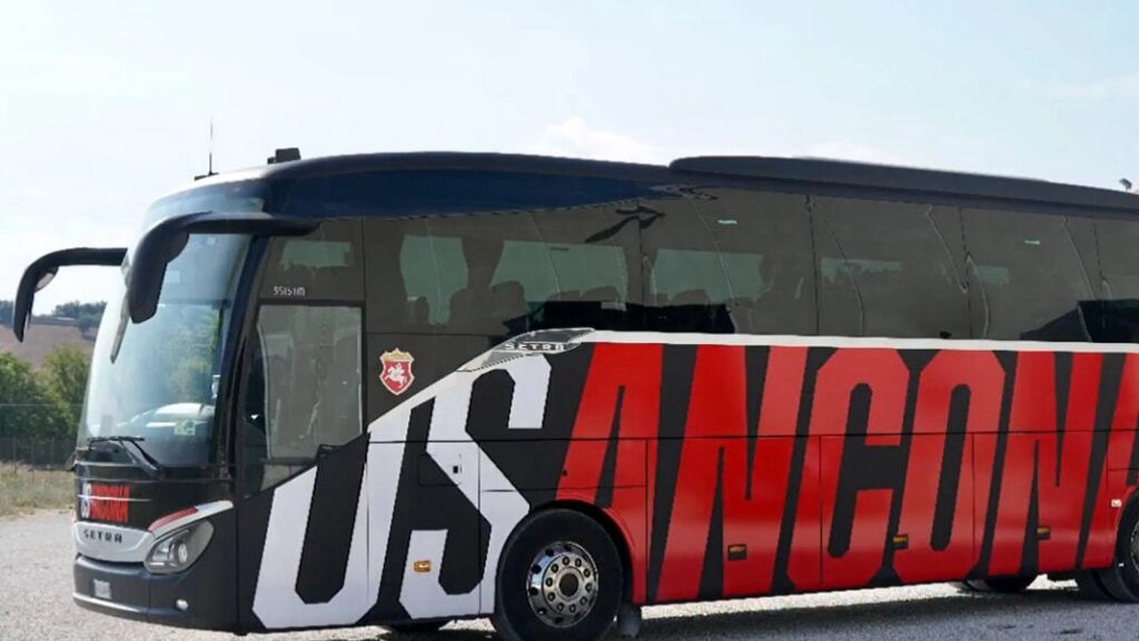 Preso d’assalto dai tifosi il pullman dell’Anconetana dopo la sconfitta subito a Recanati
