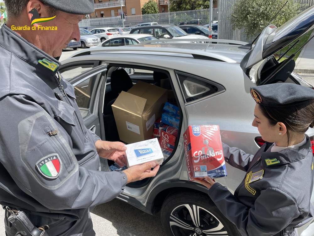 GDF Macerata: scovati oltre mezzo milione di articoli per fumatori irregolarmente importati