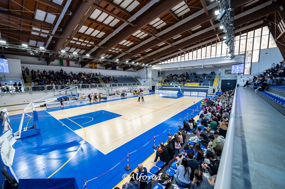 Pallacanestro Recanati. Gara 1 è di Recanati, al PalaCingolani-Pierini la Sutor lotta ma si arrende 78-51