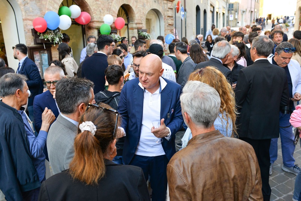 Recanati. Un bagno di folla per l’inaugurazione della sede elettorale di Emanuele Pepa e del Centro destra