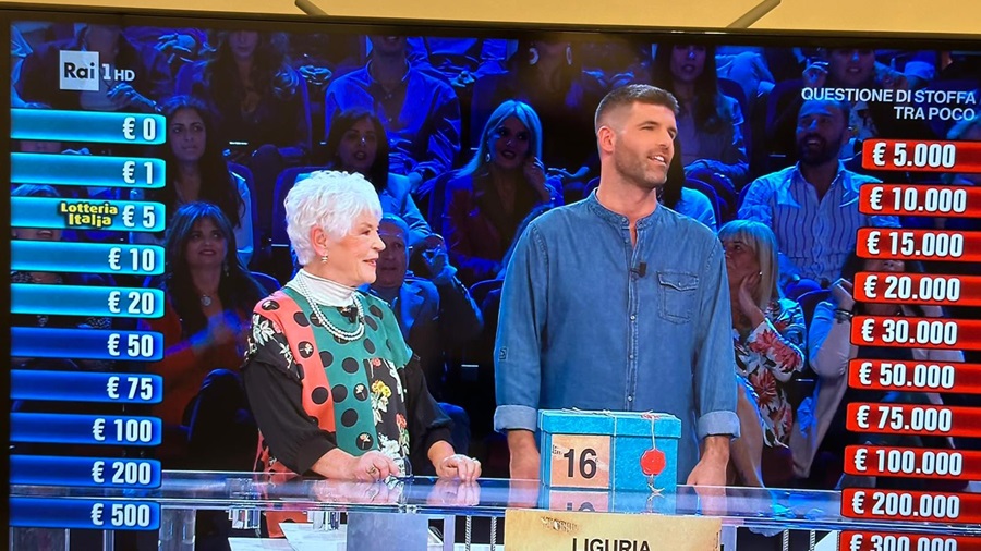 “Affari tuoi” stacca un assegno di 50 mila euro a Matteo nipote di Adriana Carlorosi