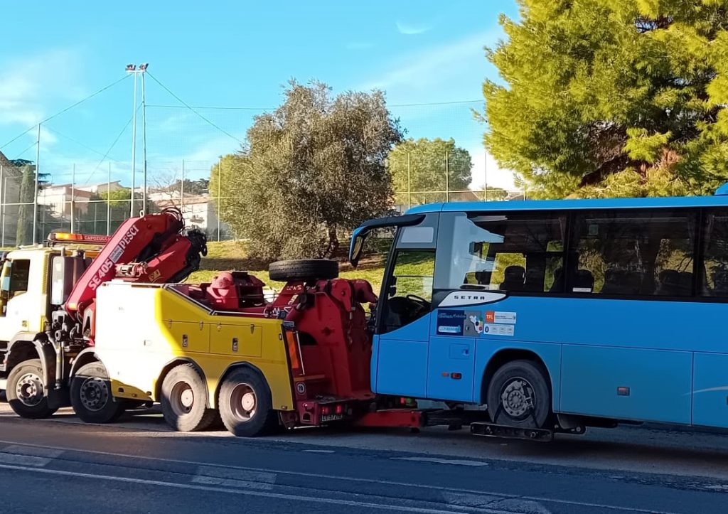 Recanati. Guasto a un pullman scolastico in via Nazario Sauro: disagi per il traffico