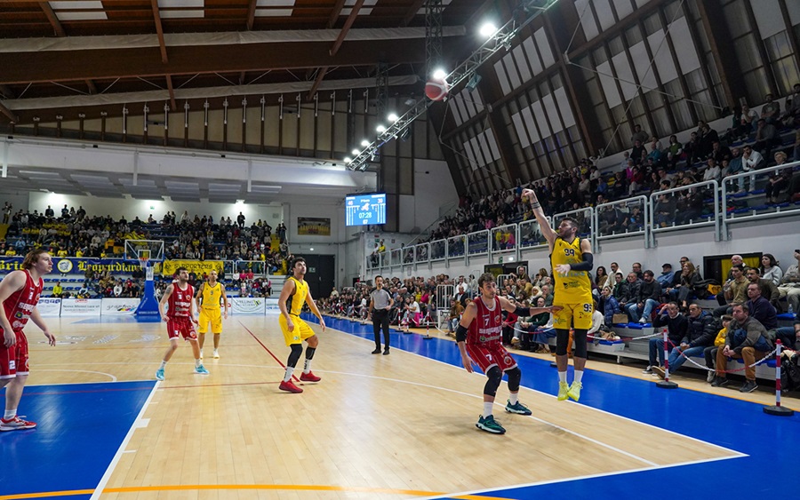Pallacanestro Recanati. Svethia due punti d’oro, piegata una coriacea Senigallia.