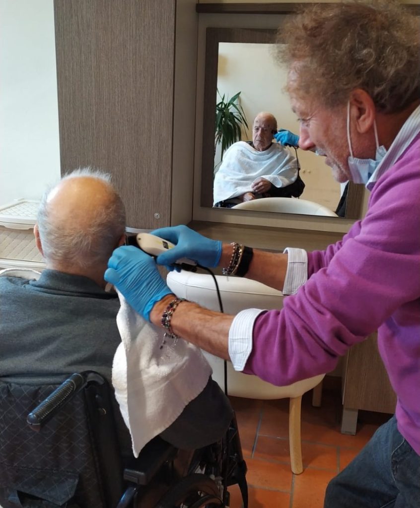 Barba, capelli e manicure in omaggio per gli ospiti della casa di riposo di Recanati