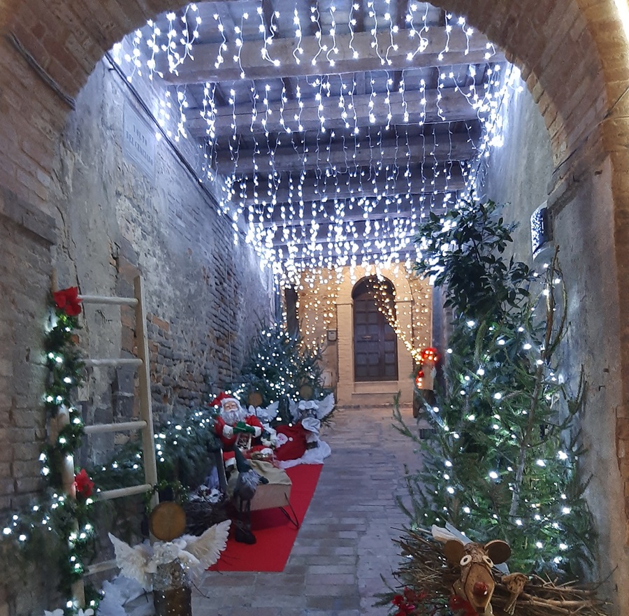 Recanati. Ci siamo quasi! Il Natale brilla a Porta Marina!