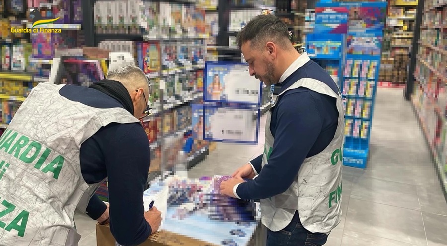 Civitanova: sequestrati oltre 25.360 prodotti non sicuri e circa 60 capi di abbigliamento presumibilmente contraffatti