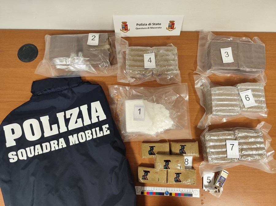 Polizia arresta spacciatore con 6 kg di hashish e mezzo chilo di cocaina