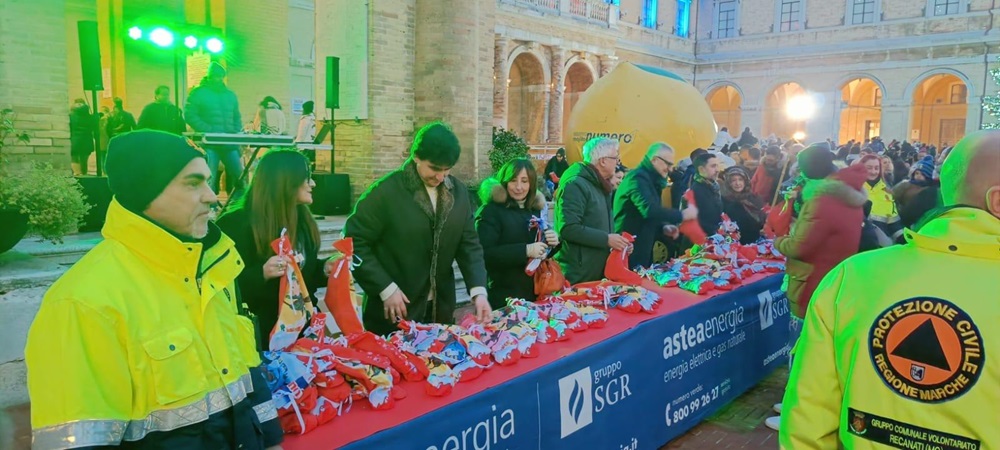 Recanati: Babbo Natale e la Befana sono scesi dalla Torre!