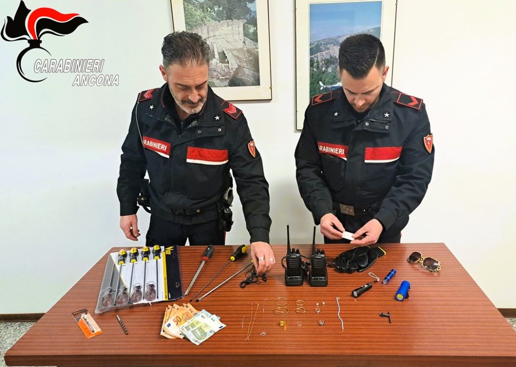 Furti in abitazione. Due ladri di appartamento arrestati in flagranza dai Carabinieri del Norm di Osimo