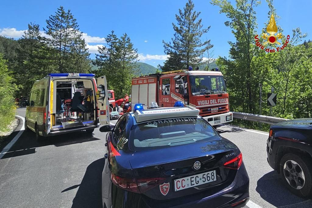 Perde il controllo della moto e precipita in una scarpata: muore 70enne a Visso