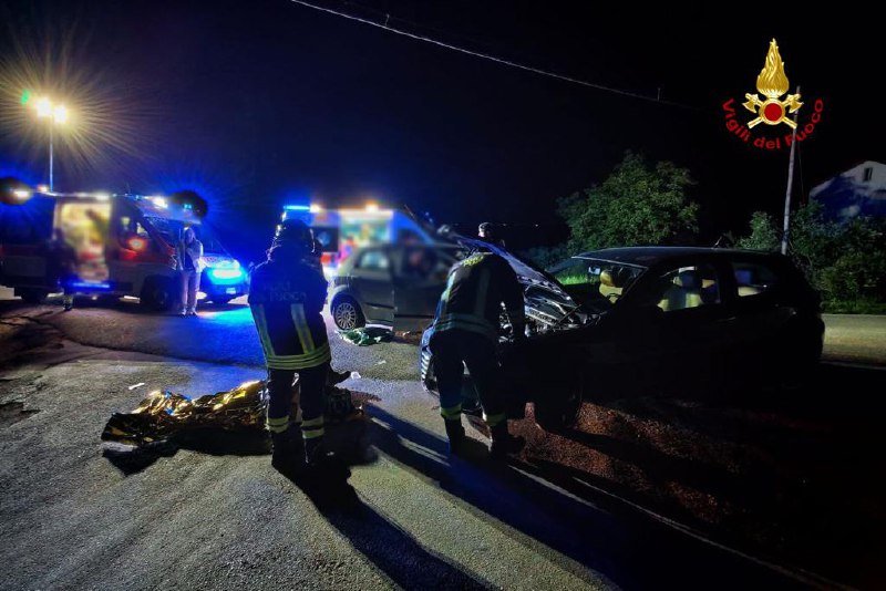 Schianto tra tre auto sulla Provinciale 82 a Recanati: sei feriti, due estratti dai vigili del fuoco