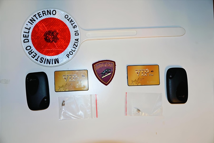 All’esame di guida con auricolari: denunciati due extracomunitari