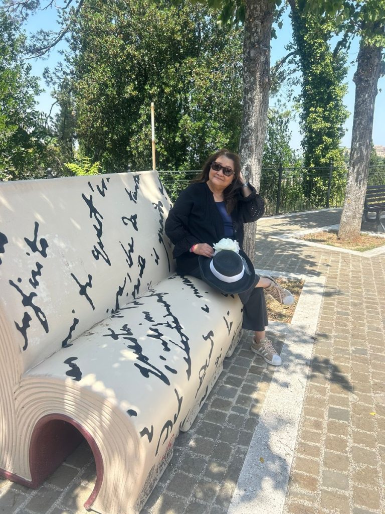 Due nuove panchine a Recanati: un gesto d’amore che celebra Leopardi e Gigli