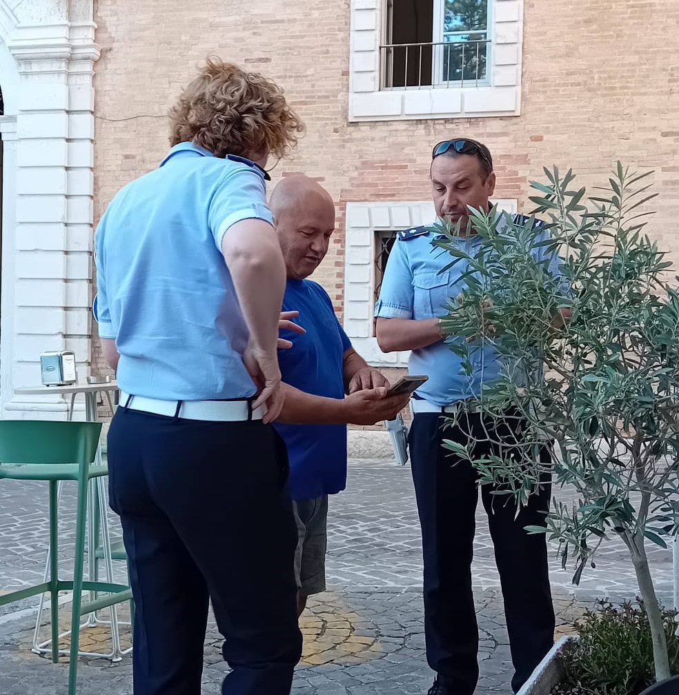 Vandali in azione a Recanati, la testimonianza di Albert Bendaj: «Erano tre ragazzi e una ragazza, sembravano ubriachi»