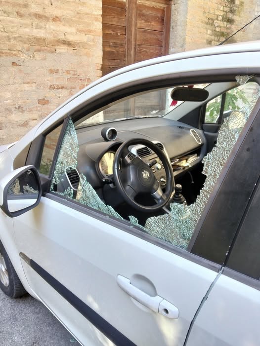 Mattia de Minicis vittima di un atto vandalico.