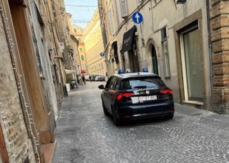 Due truffe online scoperte dalla Compagnia Carabinieri di Macerata: denunciati due uomini.