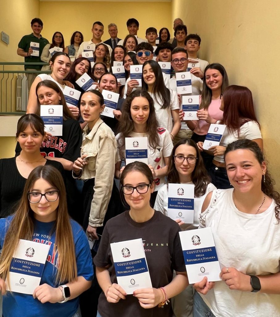 Recanati celebra il 2 giugno: illuminato con il Tricolore il Palazzo Comunale. Agli studenti consegnata la Costituzione.