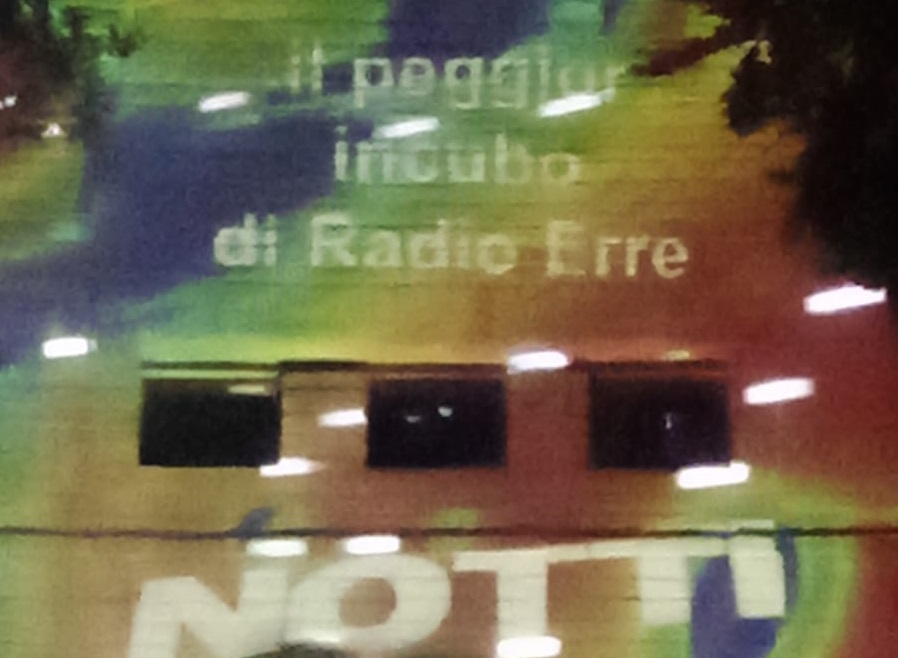 Il Pub Old Way attacca Radio Erre con una proiezione pubblica al limite della diffamazione. Il sindaco non ha nulla da dire?